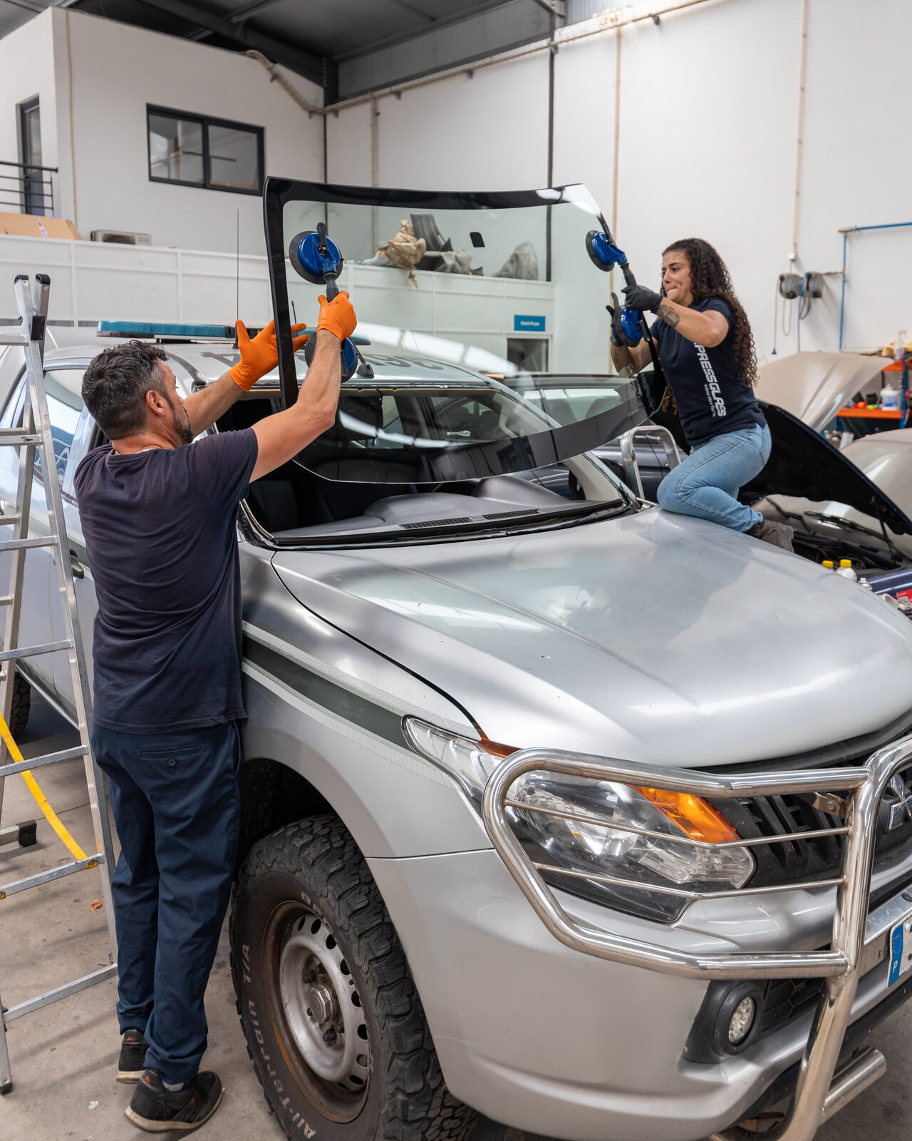 Equipa da GS Auto a substituir um para-brisas